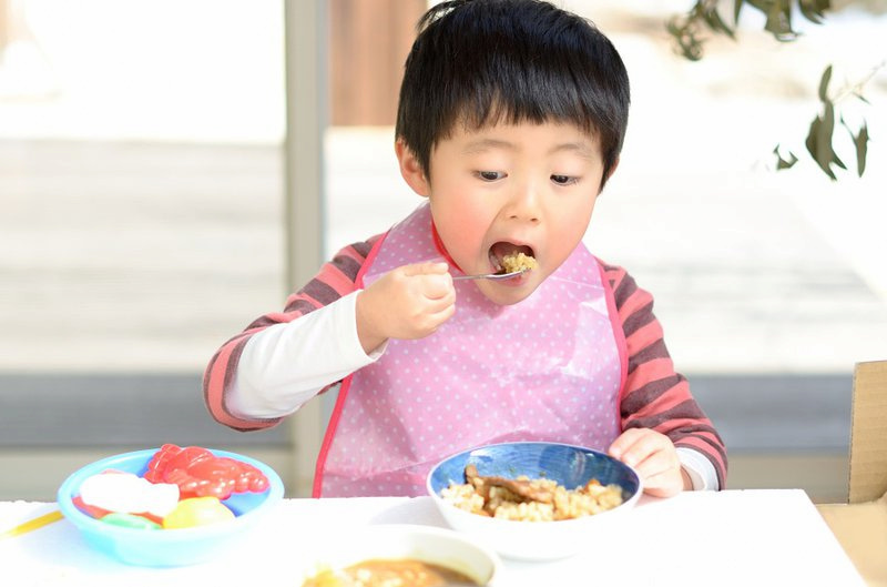 Bé 1 tuổi có thể ăn những gì? (Ảnh: Sưu tầm Internet)