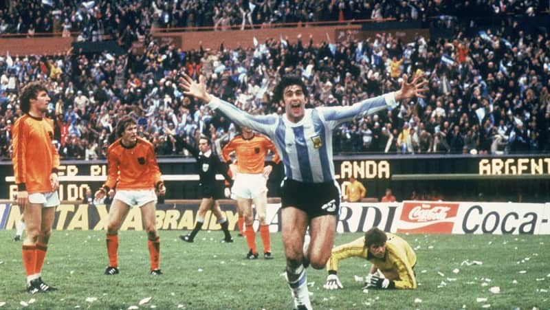 Mario Kempes ăn mừng sau khi đưa Argentina vượt qua Hà Lan trong trận chung kết Giải vô địch bóng đá thế giới 1978.  (Ảnh: Gettyimages.com)