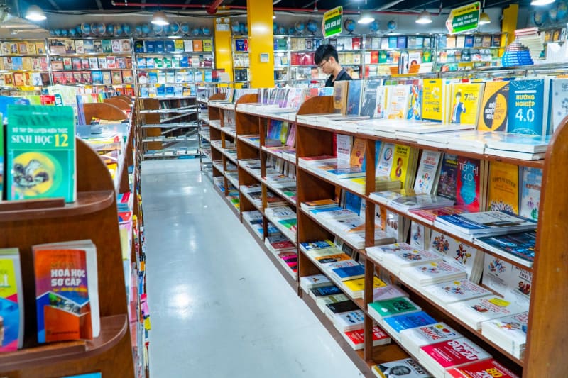 Bố mẹ có thể tìm mua sách tại nhiều hiệu sách lớn trên toàn quốc.  (Ảnh: Toplist.vn)