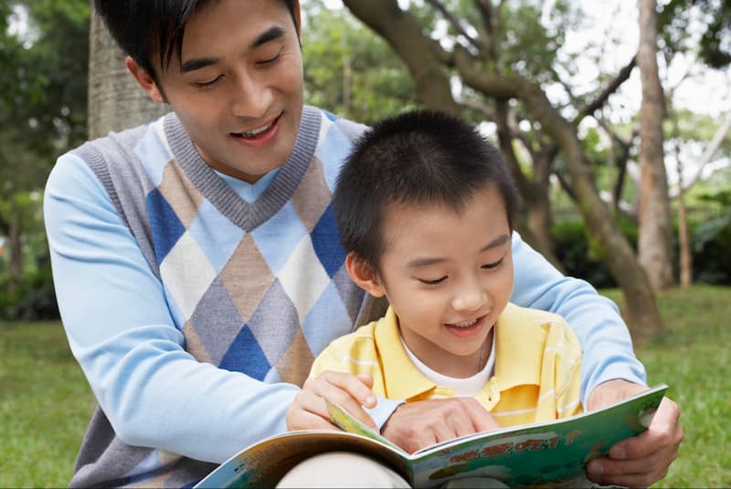 Việc đọc sách cho trẻ từ nhỏ rất quan trọng. (Ảnh: Sưu tầm internet)