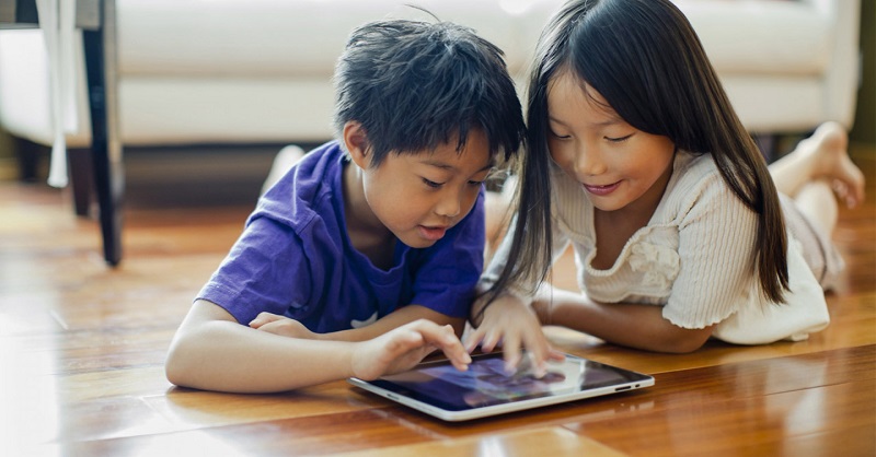 Trẻ em rất dễ nghiện thiết bị điện tử và Internet.  (Ảnh: CellphoneS.com.vn)