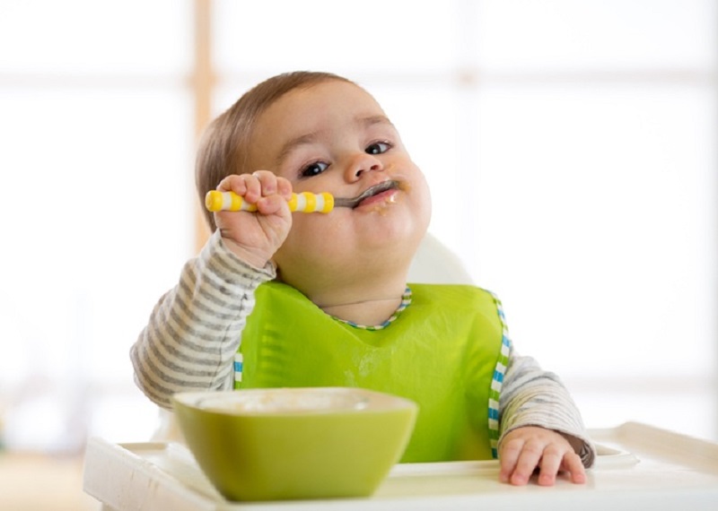 Trẻ 2 tuổi có thể ăn từ 2 - 4 lưng bát cơm mỗi ngày. (Ảnh: Sưu tầm Internet)