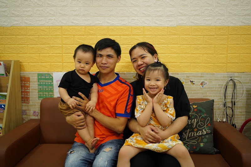Bé Gia Linh cùng ba  mẹ và em trai của mình. (Ảnh: NVCC)