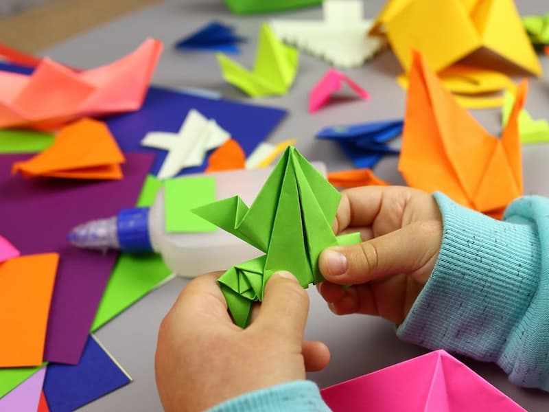 Fold paper or paint a picture when your child learns English.  (Photo: Internet)