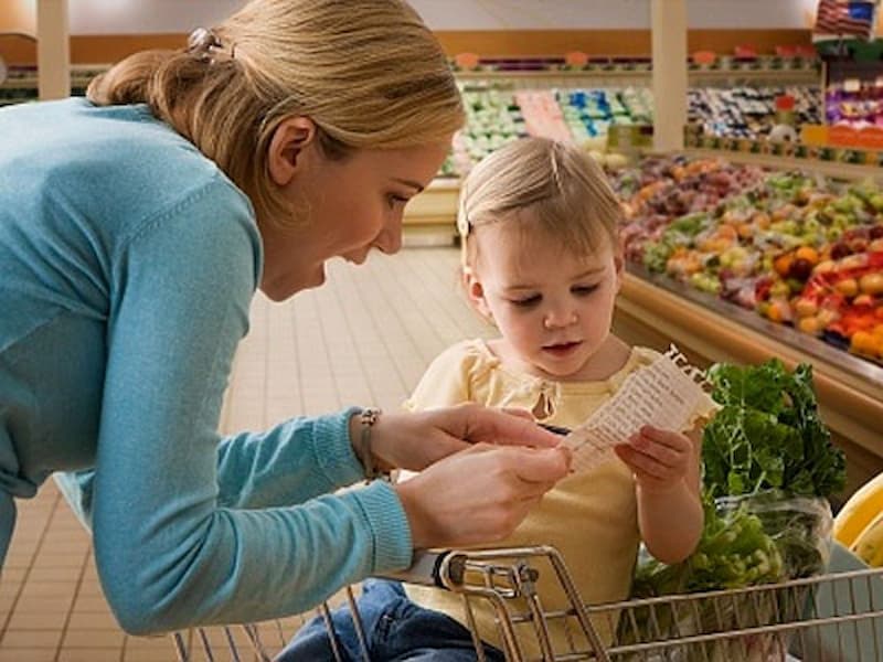 Teach your child to learn English through real-life situations like going to the supermarket.  (Photo: Internet)