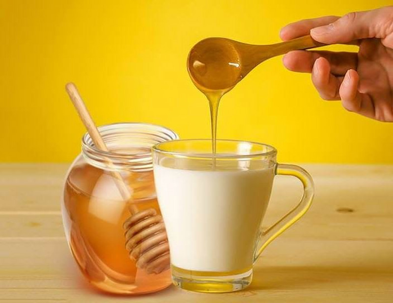 Tránh cho con dùng sữa và mật ong. (Ảnh: Sưu tầm Internet)