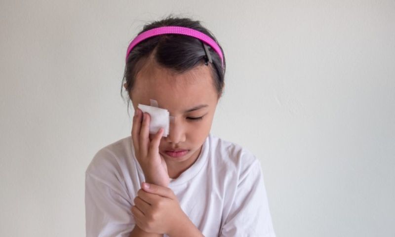 Cách chữa trị trẻ bị bỏng - xử trí ban đầu khi trẻ bị bỏng hóa chất (Nguồn: Sưu tầm Internet)