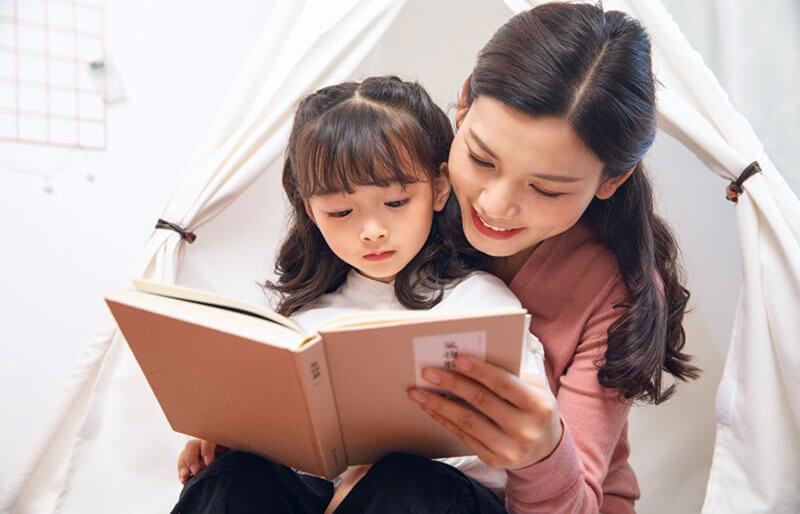 Cùng con đọc sách mỗi ngày cũng là một cách dạy bé 5 tuổi tập viết giúp bé mau tiến bộ. (Ảnh: Sưu tầm Internet)