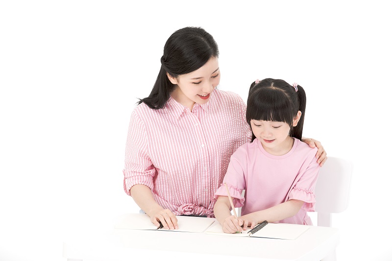 Cầm bút đúng cách là 1 trong 5 Nguyên tắc dạy bé 5 tuổi tập viết mẹ cần nhớ. (Ảnh: Sưu tầm Internet)