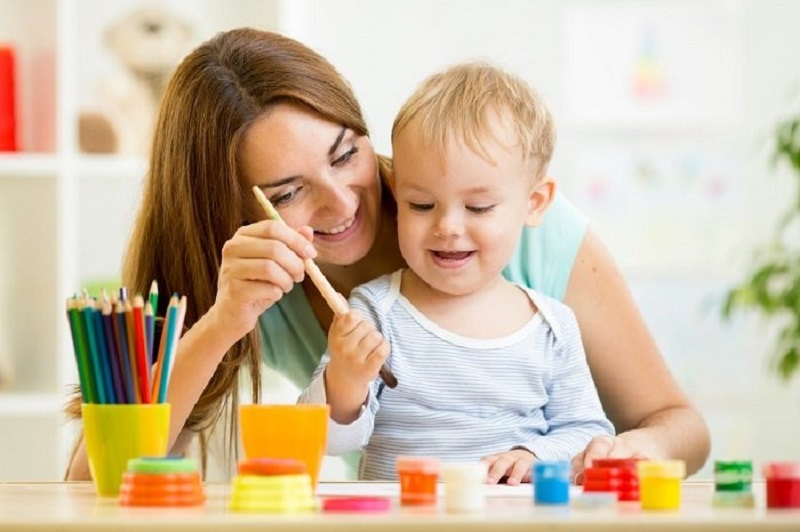 Học màu sắc giúp gắn kết tình cảm giữa bé và cha mẹ. (Ảnh: Sưu tầm Internet)