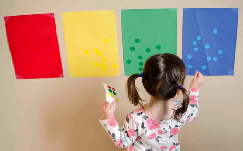 Những trò chơi giúp trẻ nhận biết màu sắc hiệu quả. (Ảnh: Sưu tầm Internet)