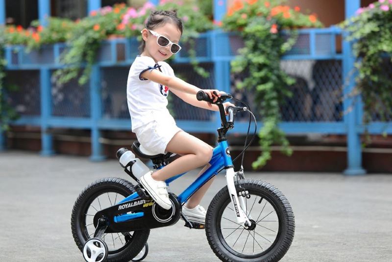 Tập cho bé làm quen với xe 4 bánh. (Ảnh: Internet)