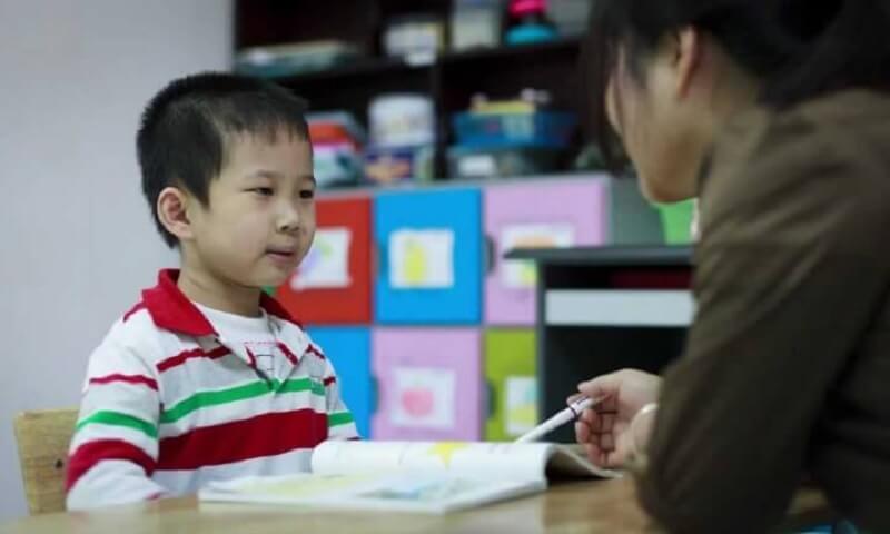 Khả năng tập trung vào một vấn đề của trẻ khá kém.  (Ảnh: Daytrechamnoi)