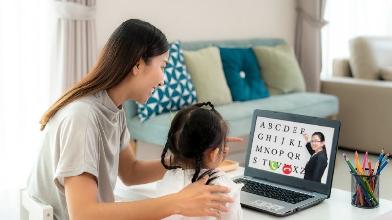 Luyện đặt câu hỏi tiếng Anh cho trẻ mầm non tại nhà.  (Ảnh: Shutterstock.com) 