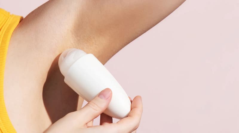 Sử dụng lăn khử mùi để ngăn mùi hôi. (Ảnh: Internet)