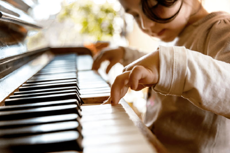 Âm nhạc giúp trẻ phát triển toàn diện hơn.  (Ảnh: Sưu tầm Internet)