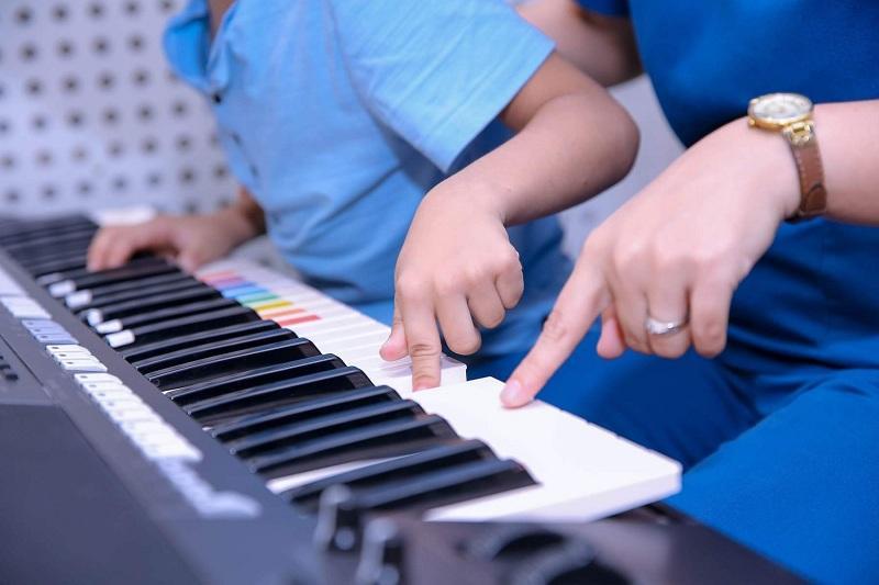 Âm nhạc giúp trẻ phát triển trí não.  (Ảnh: Sưu tầm Internet)