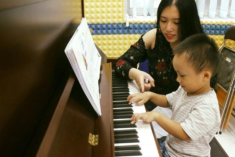 Tạo môi trường âm nhạc cho trẻ 2 tuổi.  (Ảnh: Sưu tầm Internet)