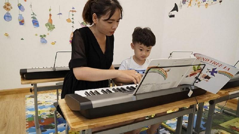 Mua đàn piano cho bé 2 tuổi phù hợp giúp bé phát triển toàn diện.  (Ảnh: Sưu tầm Internet)