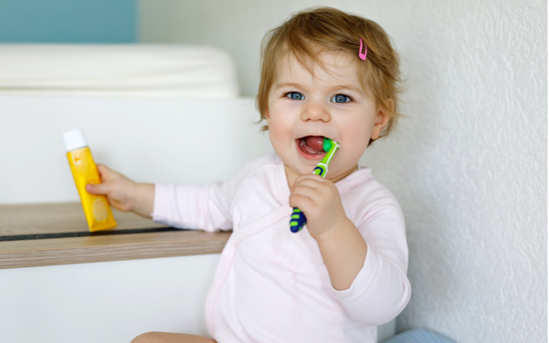 Cha mẹ nên chọn loại kem đánh răng không chứa florua.  (Ảnh: Shutterstock.com)