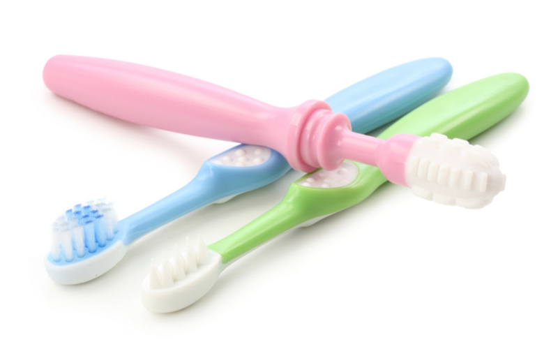 Bố mẹ hãy chọn cho bé một chiếc bàn chải đánh răng mềm mại, ngộ nghĩnh.  (Ảnh: Shutterstock.com)