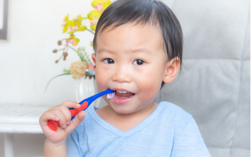 Khi con bạn đánh răng, hãy khuyến khích trẻ bằng những lời khen ngợi.  (Ảnh: Shutterstock.com)