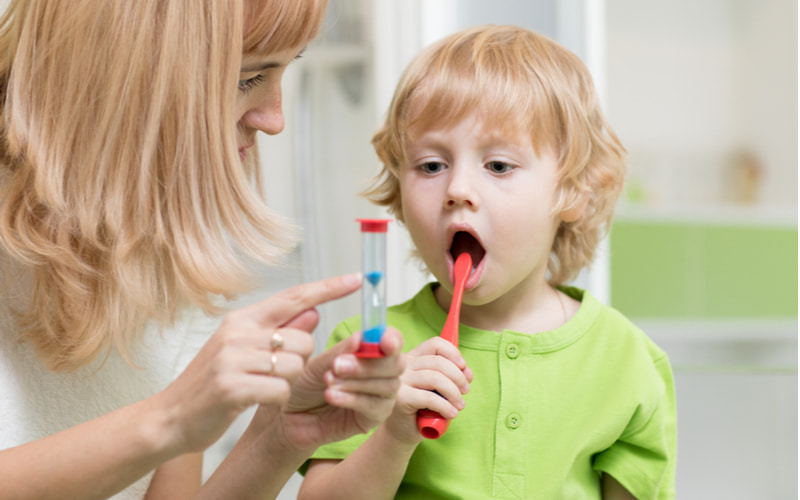 Khi các bé đánh răng các mẹ hãy luôn ở cạnh giám sát. (Ảnh: Shutterstock.com)