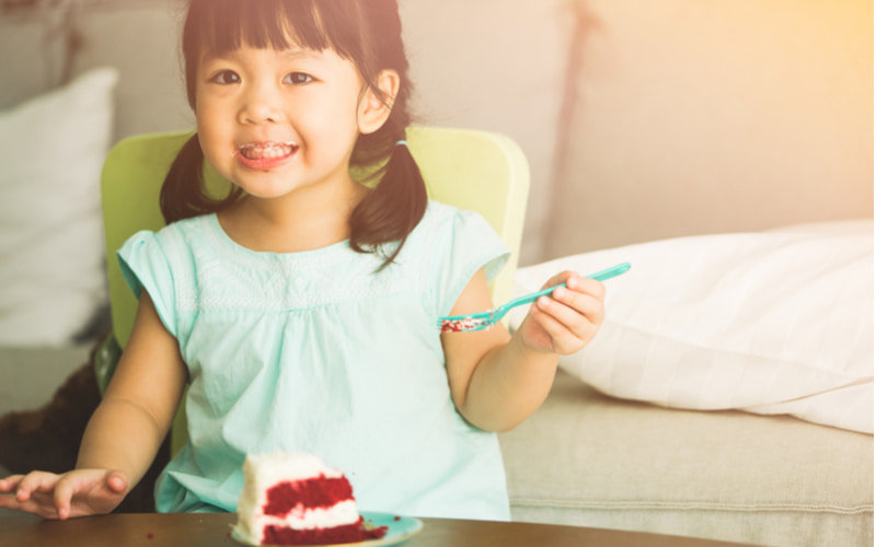 Cha mẹ nên kiểm soát lượng đồ ngọt mà con mình ăn.  (Ảnh: Shutterstock.com)