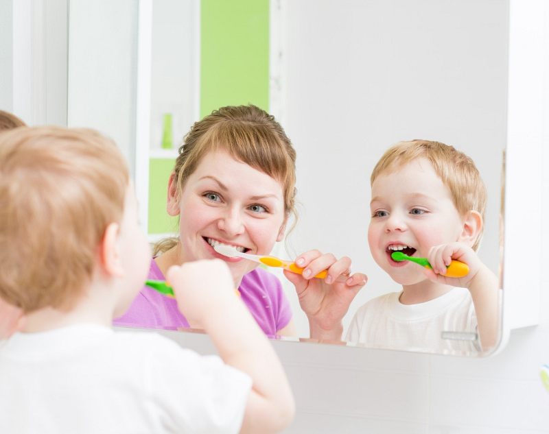 Khi dạy trẻ đánh răng, mẹ nên làm mẫu để trẻ bắt chước.  (Ảnh: Shutterstock.com)
