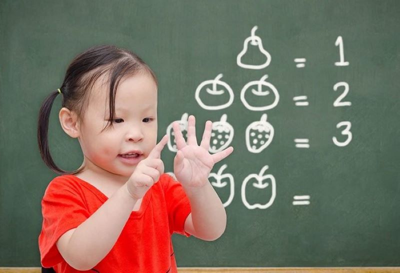 Dạy bé 3 tuổi học số bằng cách đếm đồ vật.