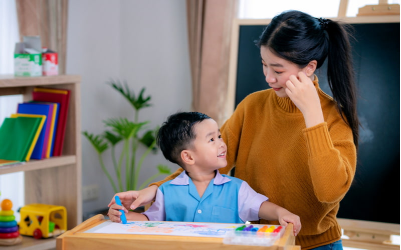 Teaching a 5-year-old child to draw is not as difficult as you think.  (Photo: Internet Collection)