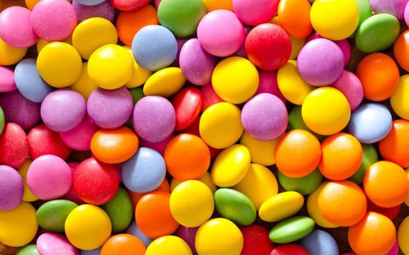 Teach children to learn colors through candies.  (Photo: Internet Collection)