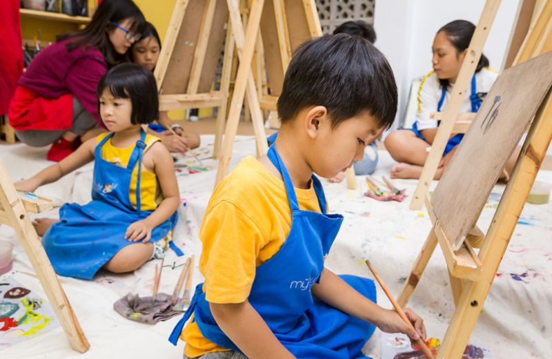 Letting your child have a drawing competition with friends is also a great way to encourage a passion for drawing in your child.  (Photo: Internet Collection)