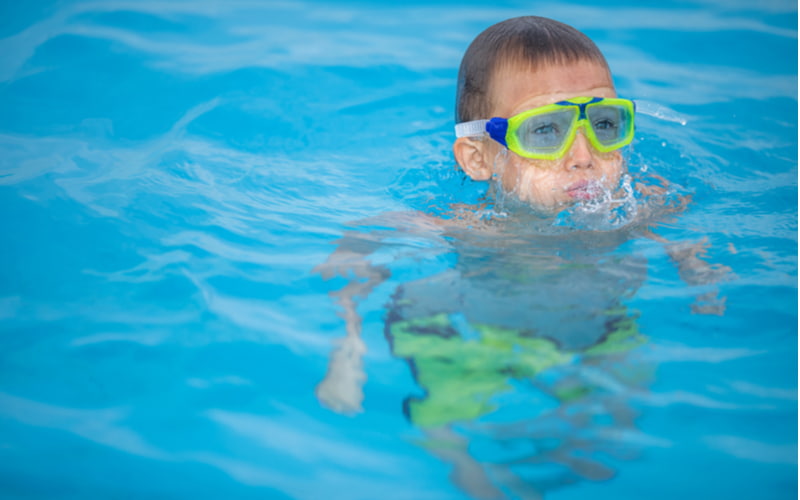 Cha mẹ nên chú ý đến nhiệt độ nước bể bơi.  (Ảnh: Shutterstock.com)