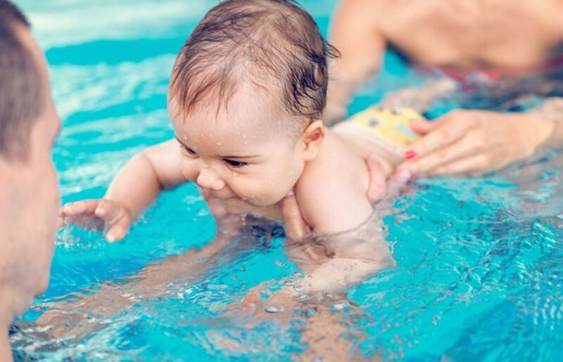 Trẻ sẽ tự tin và hòa đồng hơn nếu được học bơi sớm.  (Ảnh: Sưu tầm Internet)