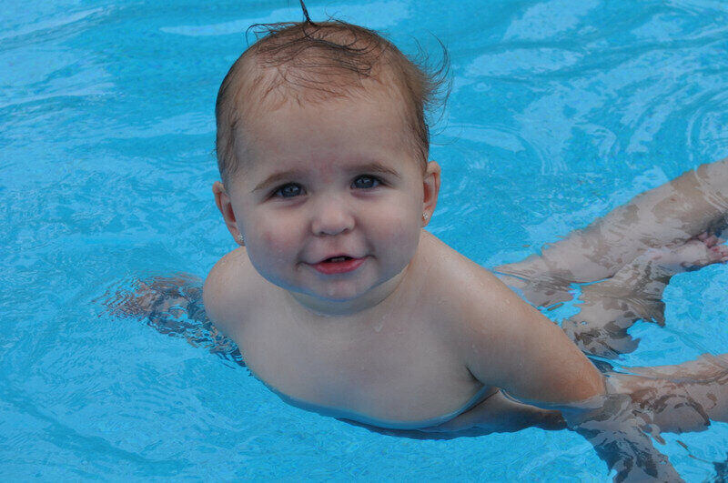 Trẻ học bơi sớm có thể tránh được nguy cơ đuối nước.  (Ảnh: Sưu tầm Internet)