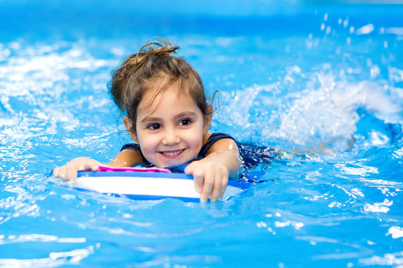 Một số kiểu dạy bơi cho trẻ. (Ảnh: Sưu tầm Internet)