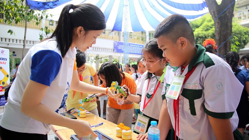 Learn math in the STEM method by combining interdisciplinary.  (Photo: Thanh Nien Newspaper)