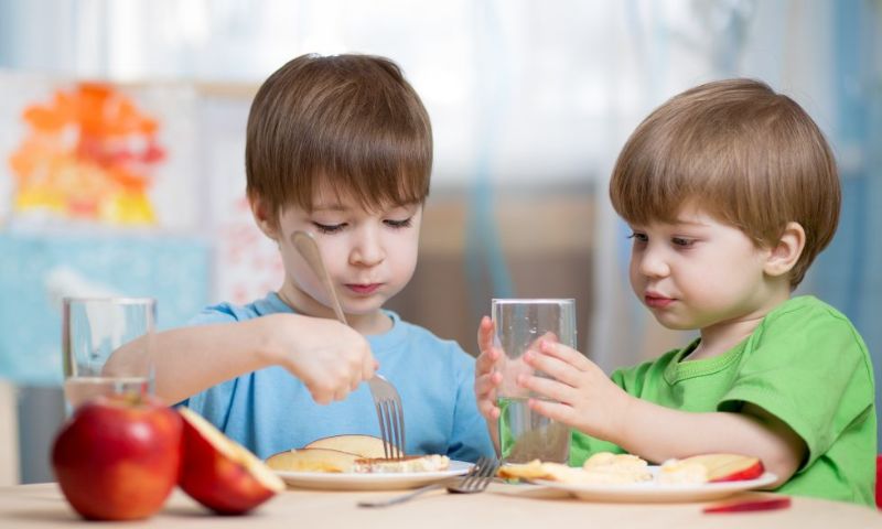 Dạy trẻ ngồi ăn ngoan trong bữa cơm. (Ảnh: Nguồn Internet)
