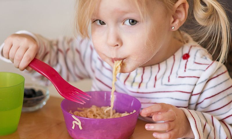 Để bé tự xúc cơm ăn khiến bé tự lập hơn.
