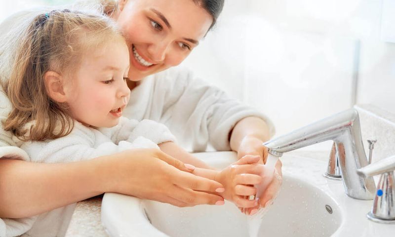 Dạy bé học cách rửa tay chân sạch sẽ. (Ảnh: Nguồn Internet)
