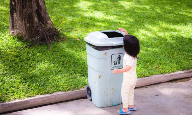 Dạy trẻ đổ rác đúng nơi quy định.