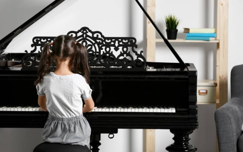 Trẻ em phát triển phẩm chất kiên nhẫn bằng cách học piano.  (Ảnh: Sưu tầm Internet)