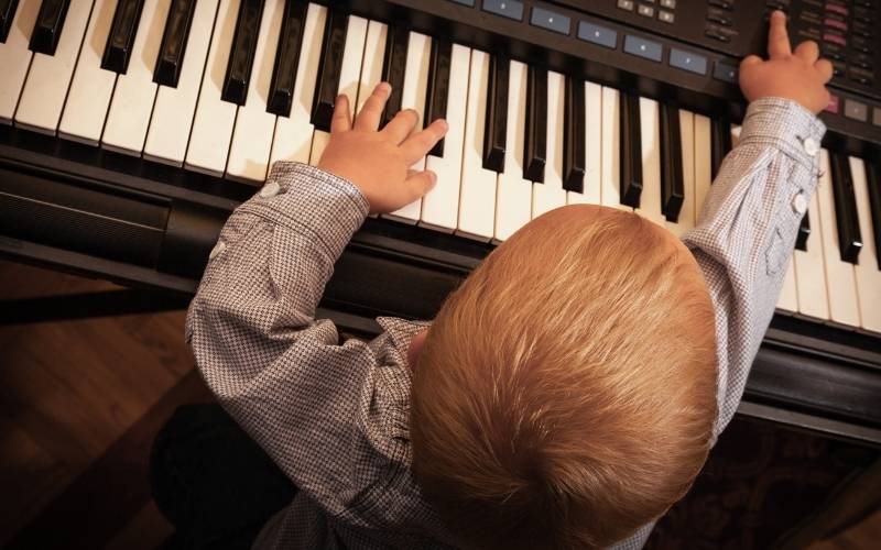 Một dấu hiệu cho thấy bé đã sẵn sàng học piano là khả năng sử dụng tay trên phím đàn.  (Ảnh: Sưu tầm Internet)