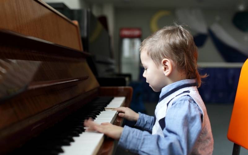 Trẻ học piano hiệu quả khi được hướng dẫn đúng cách.  (Ảnh: Sưu tầm Internet)