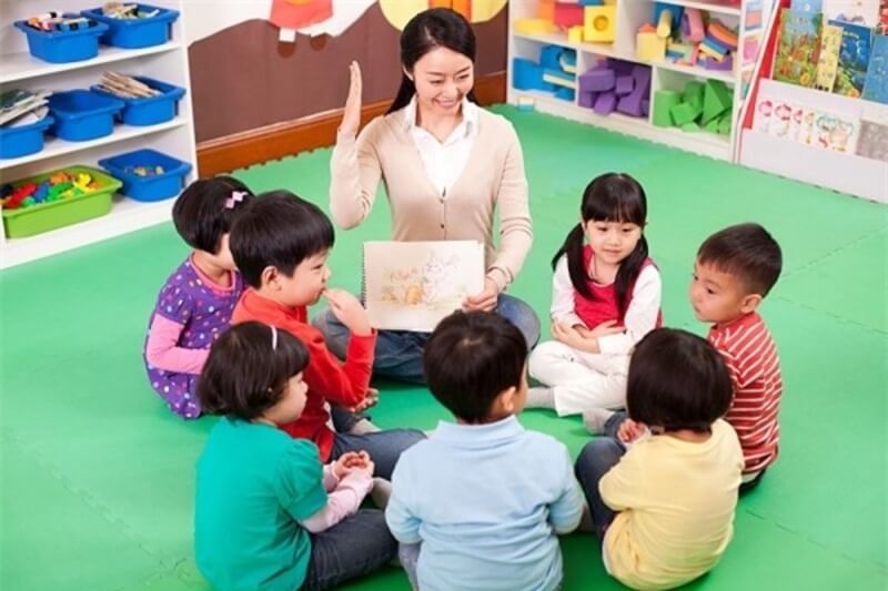 Many parents rely on teachers to teach their children to learn numbers.  (Photo: Nhat Hoa)