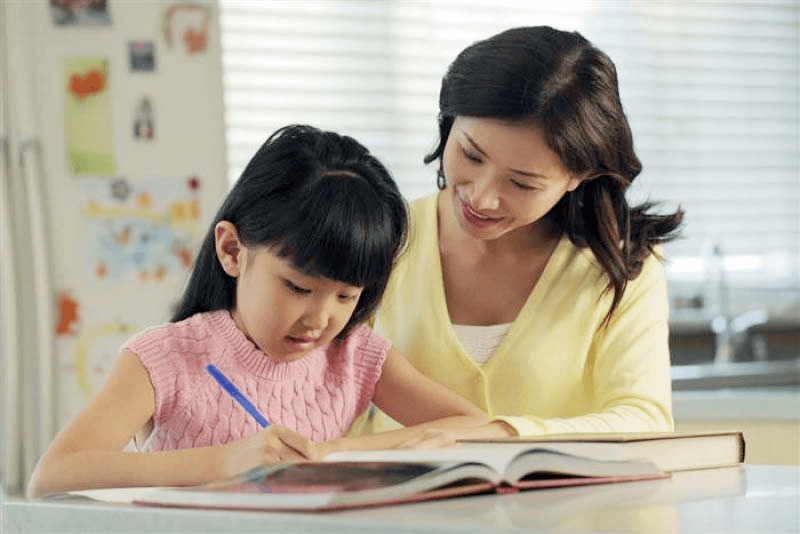 Bố mẹ nên tìm hiểu kiến thức tiếng Việt lớp 5 để dạy bé học. (Ảnh: Báo thời đại)