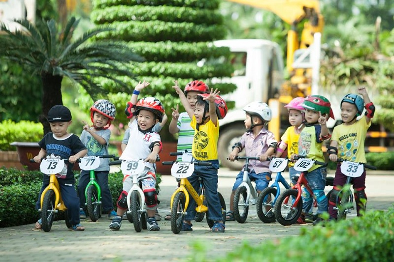 Giúp con phát triển thể chất, tinh thần khi học tập đi xe đạp. (Ảnh: Sưu tầm internet)