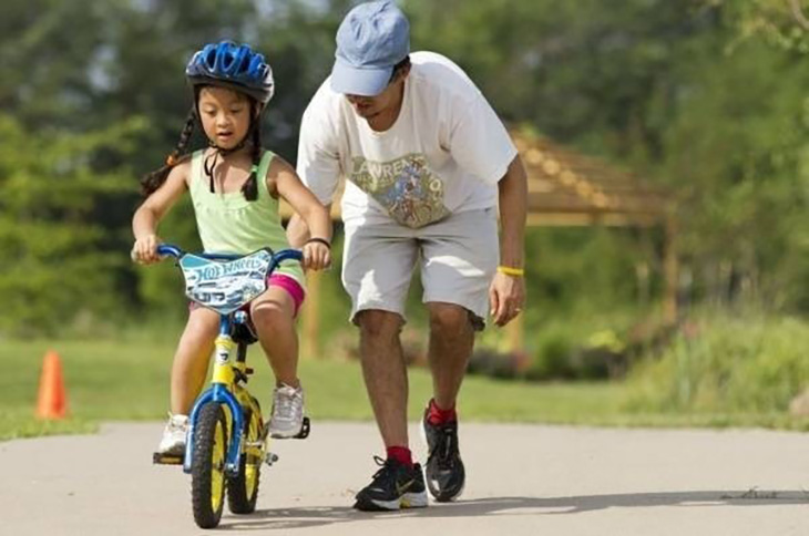 Ba mẹ có thể đồng hành khi con tập đạp xe. (ảnh: Sưu tầm internet)
