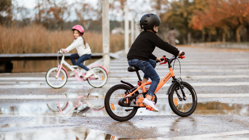 Hãy để con thoả sức vui chơi khi đạp xe nhưng cũng cần sự đồng hành của ba mẹ. (Ảnh: Sưu tầm internet)